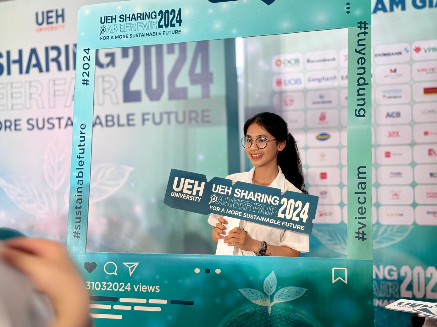 Các bạn sinh viên thích thú trải nghiệm tại không gian Ngày hội việc làm UEH năm 2024. Các bạn sinh viên thích thú trải nghiệm tại không gian Ngày hội việc làm UEH năm 2024.