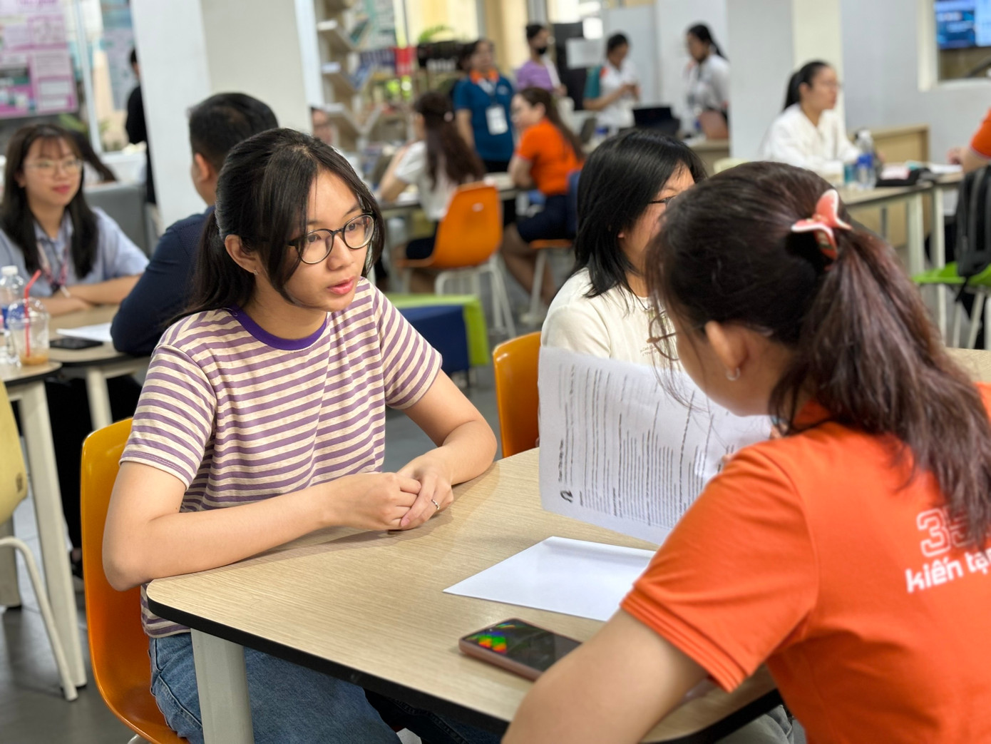 Sinh viên đang trao đổi với nhà tuyển dụng. Sinh viên đang trao đổi với nhà tuyển dụng.
