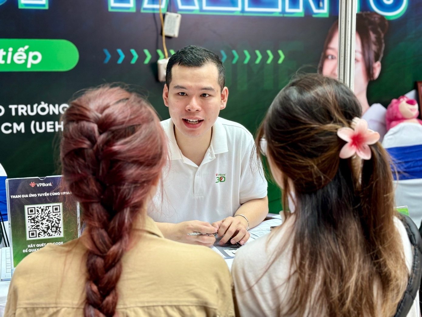 Rất đông sinh viên đến tìm cơ hội việc làm trong Ngày hội. Rất đông sinh viên đến tìm cơ hội việc làm trong Ngày hội.