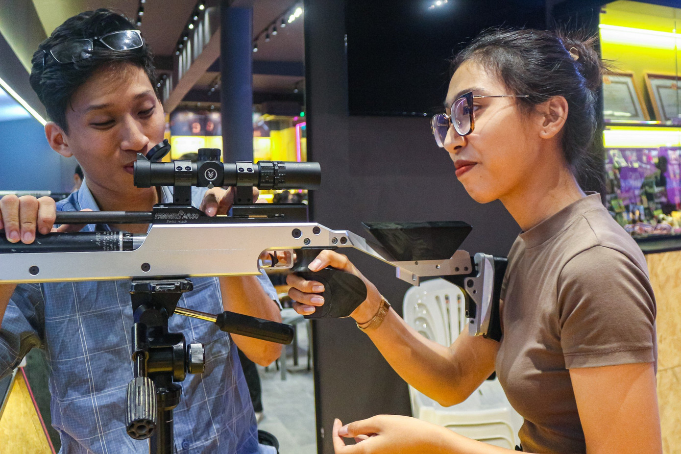 Anh Phan Tấn Lực (nhân viên CLB Bắn súng hơi Saigon Sniper) cho biết: Có rất nhiều loại súng để tập luyện và thi đấu, nhưng cơ bản nhất sẽ là loại súng 631, súng Sbike 512, súng Phơ-cơ-bao và súng ngắn. Trung bình, mỗi loại sẽ có cân nặng từ 3 đến 5 kg, bao gồm cả phụ kiện gắn trên thân súng.