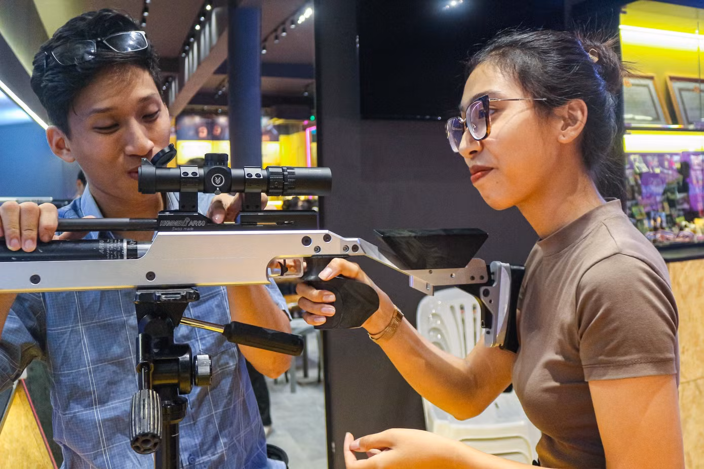 Anh Phan Tấn Lực (nhân viên CLB Bắn súng hơi Saigon Sniper) cho biết: Có rất nhiều loại súng để tập luyện và thi đấu, nhưng cơ bản nhất sẽ là loại súng 631, súng Sbike 512, súng Phơ-cơ-bao và súng ngắn. Trung bình, mỗi loại sẽ có cân nặng từ 3 đến 5 kg, bao gồm cả phụ kiện gắn trên thân súng.