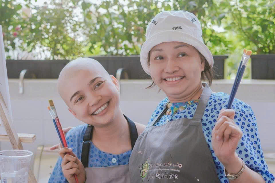 Nụ cười hạnh phúc của các cô khi được “Cây Xương Rồng” đến thăm.