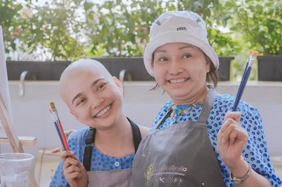 Nụ cười hạnh phúc của các cô khi được “Cây Xương Rồng” đến thăm. Nụ cười hạnh phúc của các cô khi được “Cây Xương Rồng” đến thăm.