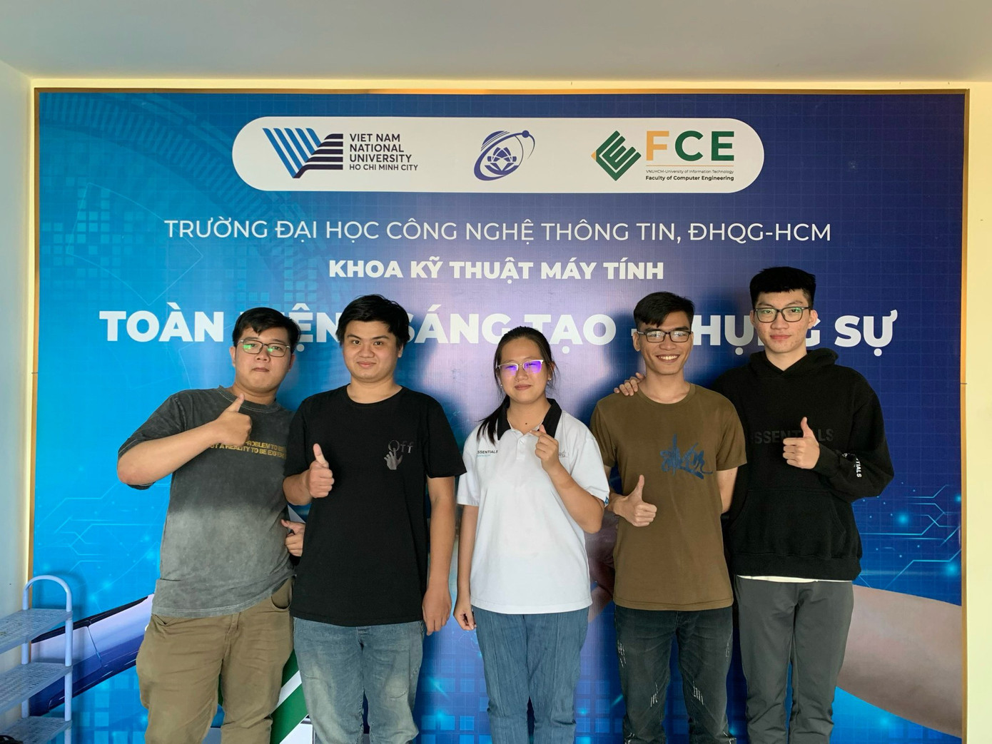 Nhóm sinh viên có cùng niềm đam mê lĩnh vực kỹ thuật và công nghệ. Nhóm sinh viên có cùng niềm đam mê lĩnh vực kỹ thuật và công nghệ.