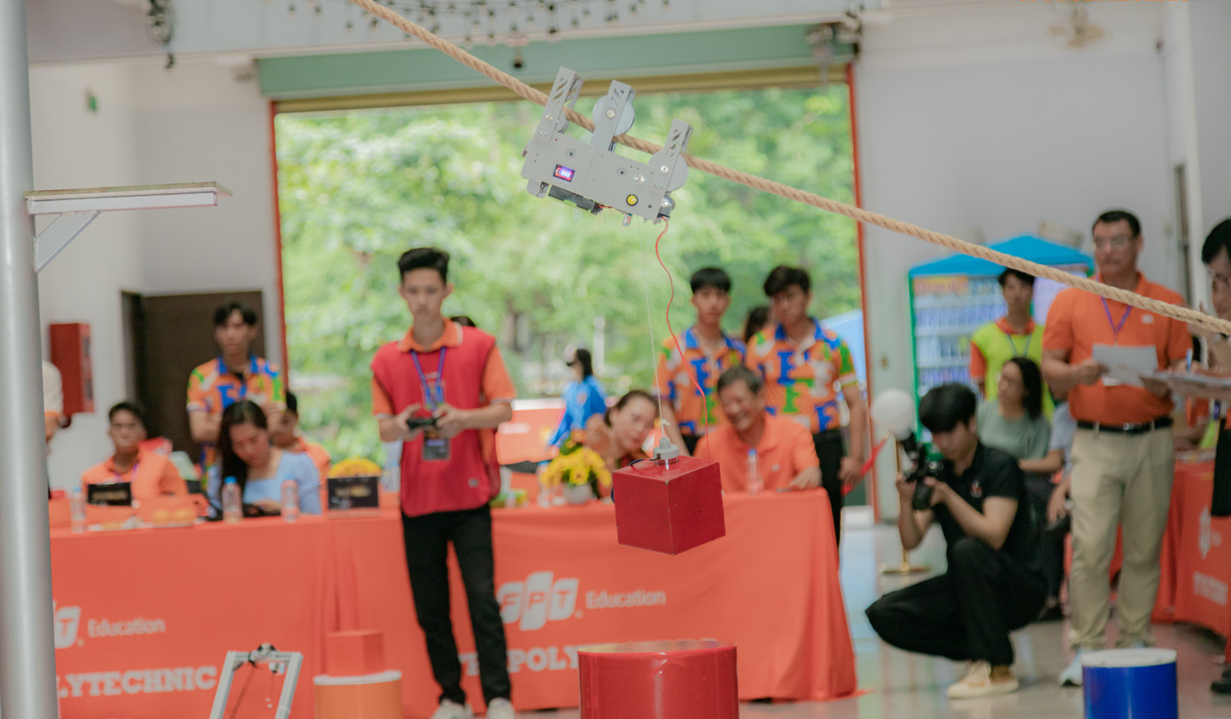 Các đội thi biểu diễn robot làm các nhiệm vụ trước Ban Giám khảo.