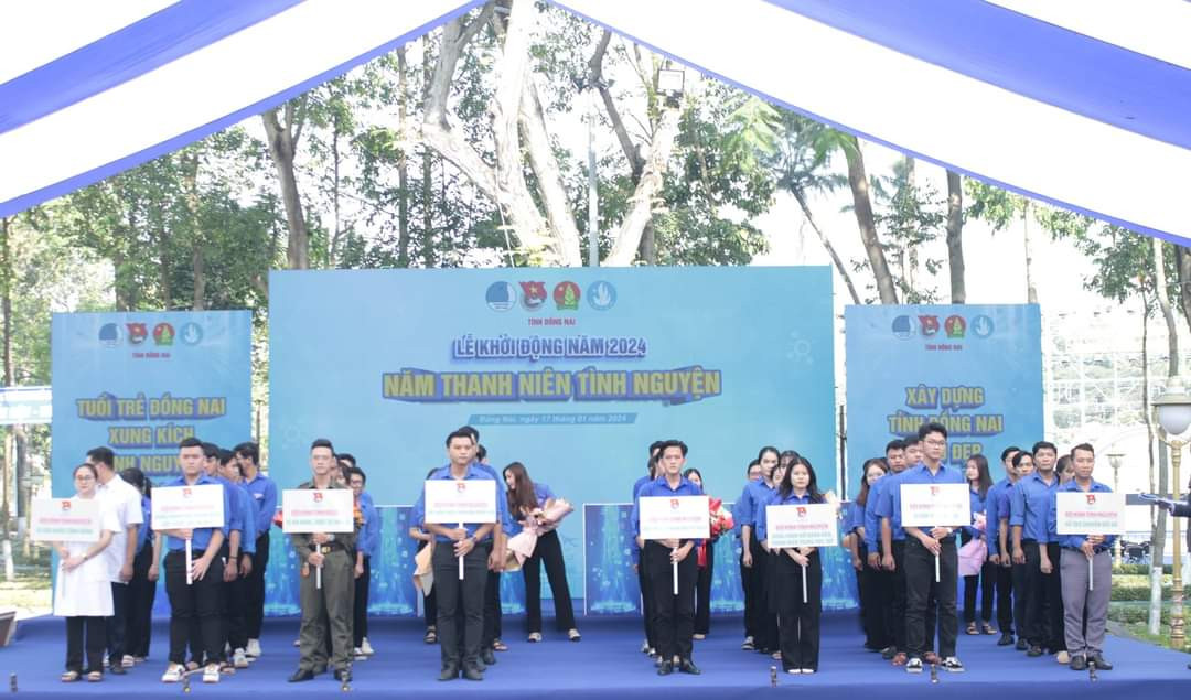 8 đội hình ra mắt trong buổi lễ phát động.