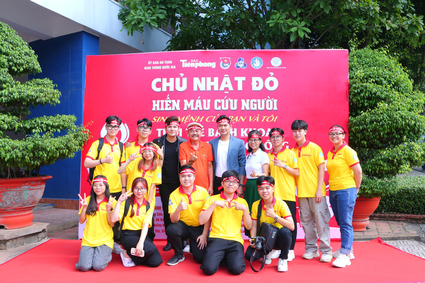 Từ trái qua phải: Diễn viên Anh Tài (áo đen), nghệ sĩ Việt Anh (áo cam), ca sĩ Minh Luân (áo xanh) hưởng ứng ngày hội 'Chủ nhật Đỏ' hiến máu cứu người. Từ trái qua phải: Diễn viên Anh Tài (áo đen), nghệ sĩ Việt Anh (áo cam), ca sĩ Minh Luân (áo xanh) hưởng ứng ngày hội 'Chủ nhật Đỏ' hiến máu cứu người.