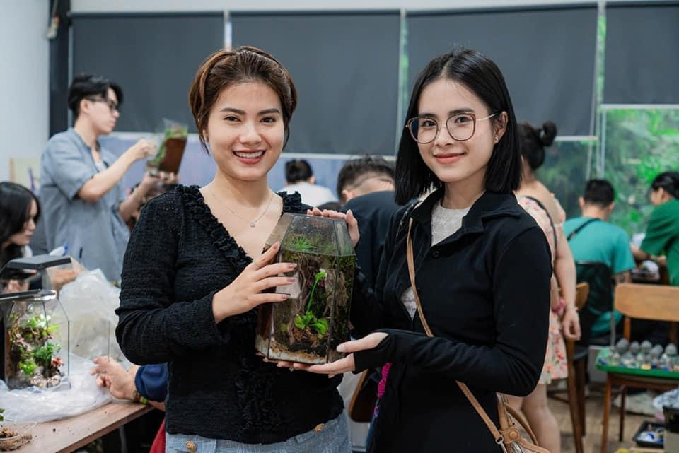 Hai bạn trẻ thích thú với tác phẩm terrarium do mình tạo ra.
