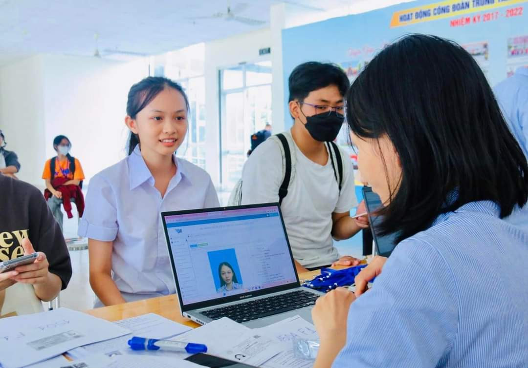 Các bạn sinh viên làm thủ tục đăng ký vào ký túc xá năm học 2024-2025. (Ảnh: KTX)