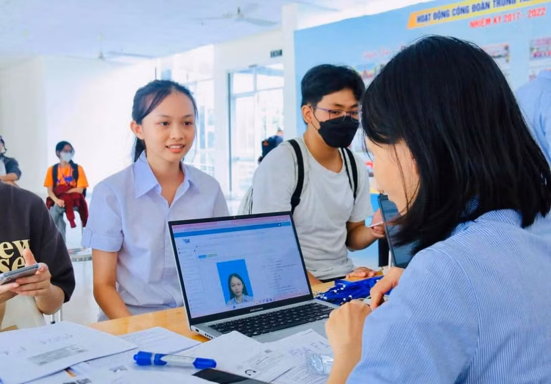 Các bạn sinh viên làm thủ tục đăng ký vào ký túc xá năm học 2024-2025. (Ảnh: KTX)