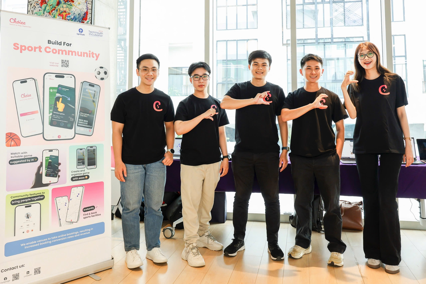 Huỳnh Quang Lộc (thứ ba, từ trái qua) và team sáng lập Choiee tại vườn ươm sáng tạo công nghệ UpYouth, ngày 7/9/2024.