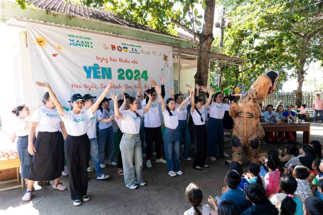 Nhóm tình nguyện mang tinh thần trẻ trung, năng động đến chương trình, đem đến cho các em nhỏ một mùa Hè đáng nhớ. Nhóm tình nguyện mang tinh thần trẻ trung, năng động đến chương trình, đem đến cho các em nhỏ một mùa Hè đáng nhớ.