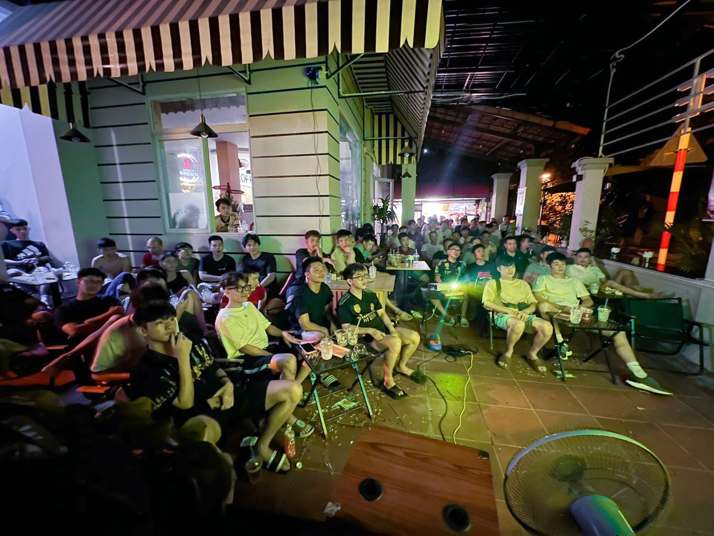 Đây là cơ hội để các quán cafe tận dụng tăng doanh thu, thu hút khách đến xem bóng đá. (Ảnh: LE Coffee) Đây là cơ hội để các quán cafe tận dụng tăng doanh thu, thu hút khách đến xem bóng đá. (Ảnh: LE Coffee)