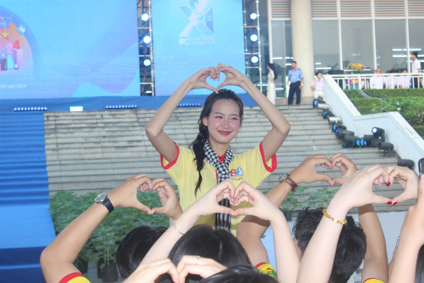 Hoa hậu Liên lục địa Lê Nguyễn Bảo Ngọc cũng có những vũ điệu làm nóng hơn bầu không khí tại Lễ ra quân. Hoa hậu Liên lục địa Lê Nguyễn Bảo Ngọc cũng có những vũ điệu làm nóng hơn bầu không khí tại Lễ ra quân.