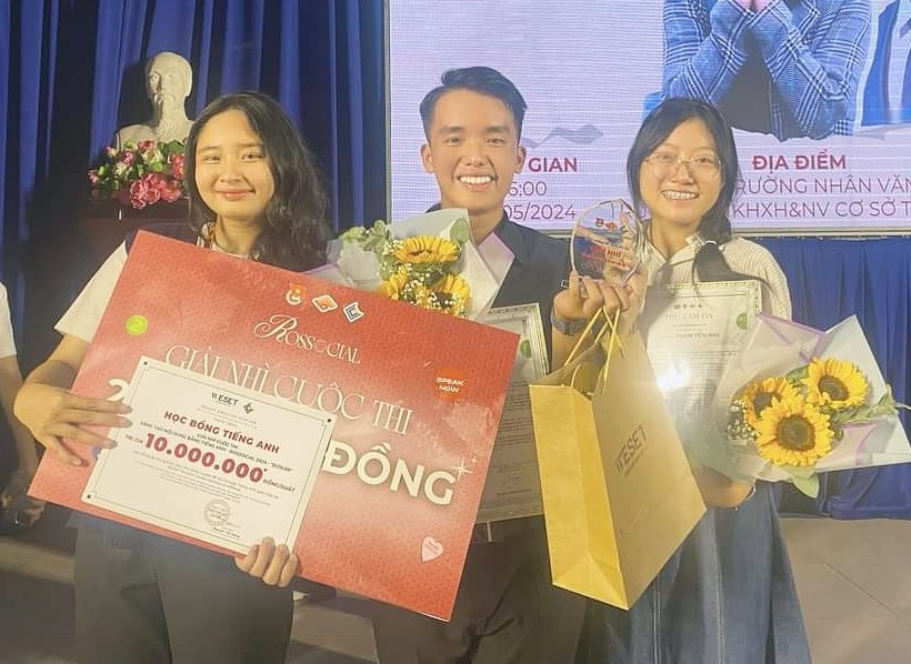 Quang Huy (giữa) nhận danh hiệu Á quân cuộc thi ROSSOCIAL mùa 2. (Ảnh: NVCC) Quang Huy (giữa) nhận danh hiệu Á quân cuộc thi ROSSOCIAL mùa 2. (Ảnh: NVCC)