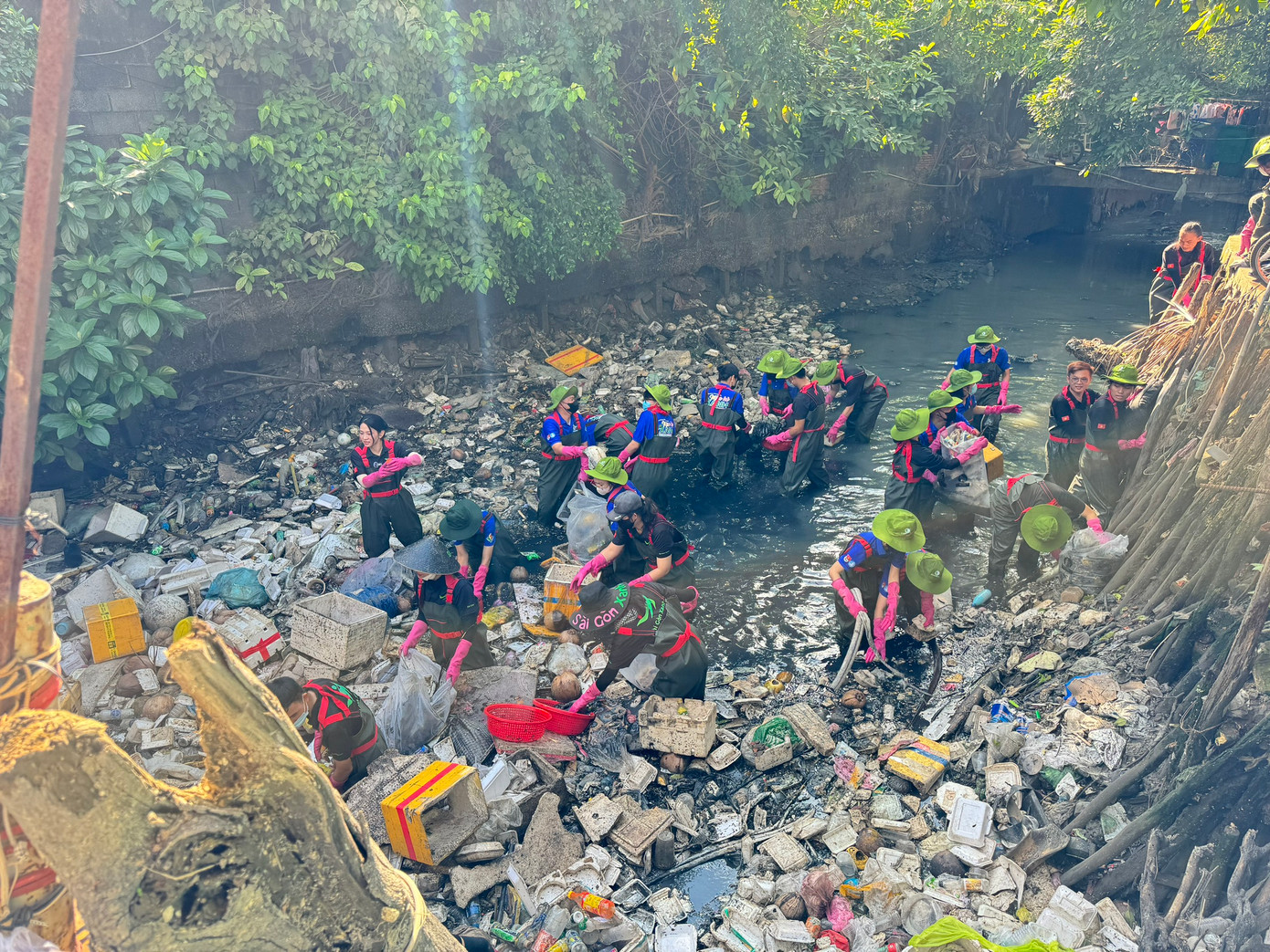 Đội hình tình nguyện &apos;Sài Gòn Xanh&apos; cùng tham gia hoạt động.