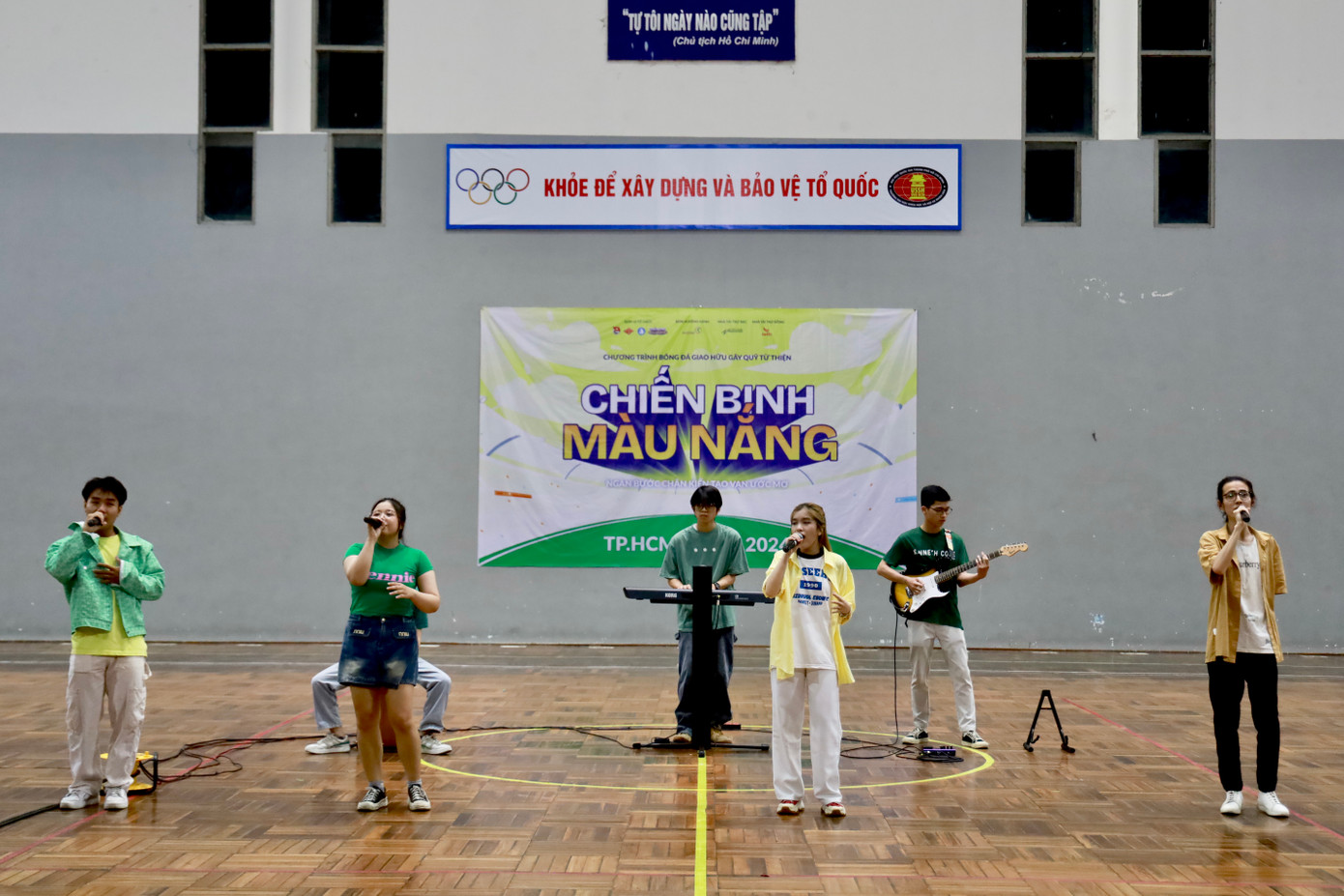 CLB IU ArTeam (trường ĐH Quốc tế, ĐHQG TP. HCM) khuấy động không khí chương trình bằng buổi hòa nhạc.