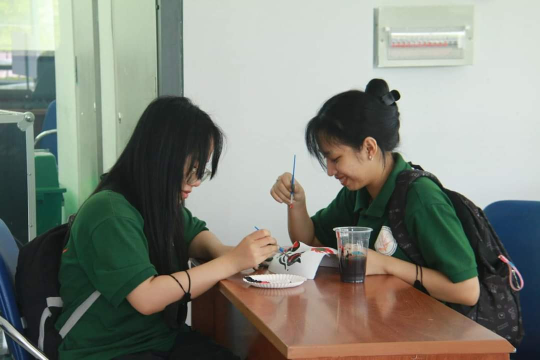 Các bạn trẻ thử sức với vẽ mặt nạ tuồng.