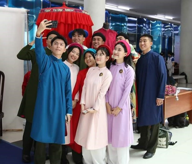 Khu vực triển lãm gian hàng Văn hóa Việt Nam thu hút rất đông các bạn trẻ đến trải nghiệm. (Ảnh: NVH)