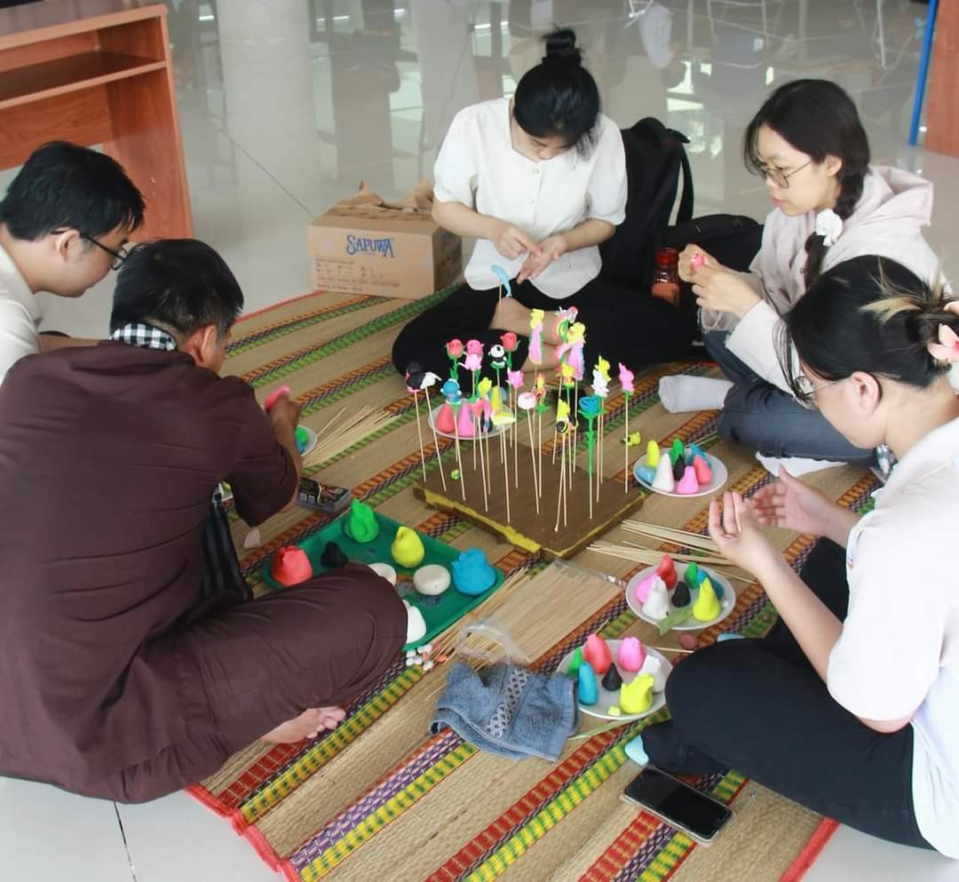 Các bạn trẻ thử sức với nặn tò he.