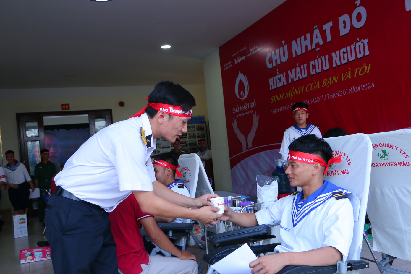 Trần Văn Duy trong công tác hỗ trợ chương trình hiến máu 'Chủ nhật Đỏ' Trần Văn Duy trong công tác hỗ trợ chương trình hiến máu 'Chủ nhật Đỏ'