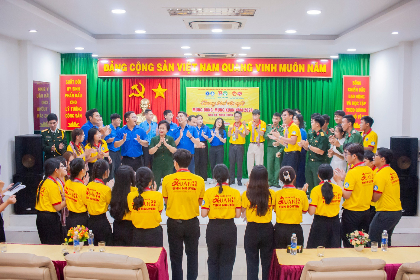 Chương trình tạo thêm sự gắn bó giữa đoàn viên, sinh viên và các chiến sĩ quân đội. Chương trình tạo thêm sự gắn bó giữa đoàn viên, sinh viên và các chiến sĩ quân đội.