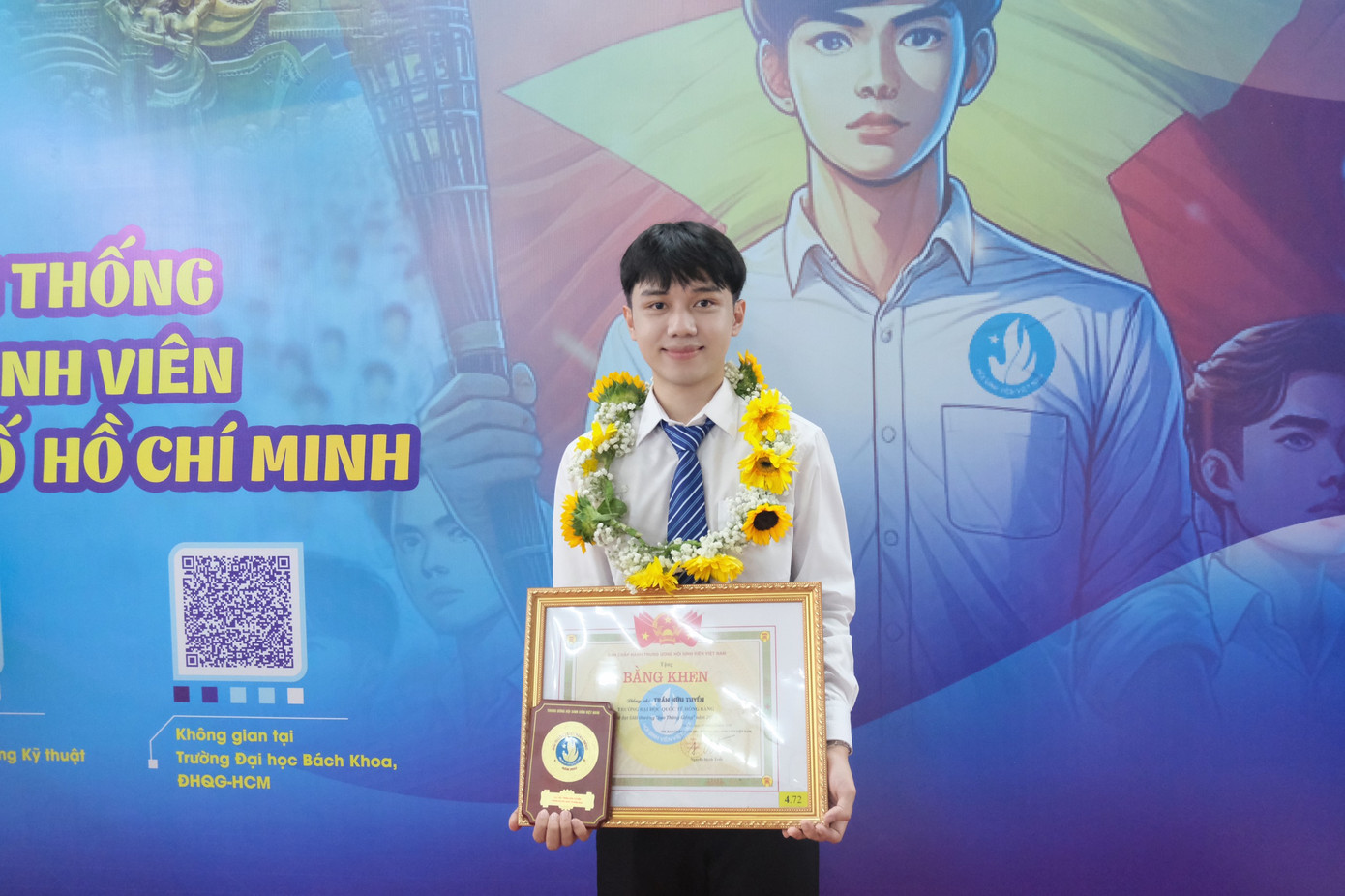 Hữu Tuyển vinh dự nhận Giải thưởng 'Sao Tháng Giêng' 2023 do T.Ư Hội Sinh viên Việt Nam trao tặng. Hữu Tuyển vinh dự nhận Giải thưởng 'Sao Tháng Giêng' 2023 do T.Ư Hội Sinh viên Việt Nam trao tặng.