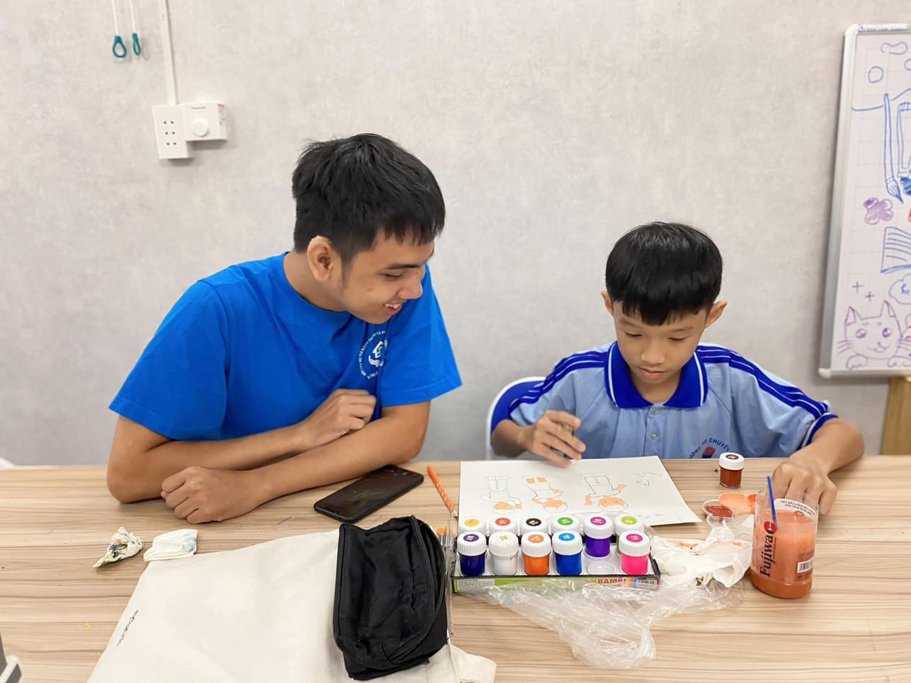 Trung Thiên hạnh phúc với công việc làm dạy vẽ miễn phí cho trẻ em khiếm thính. (Ảnh: NVCC)