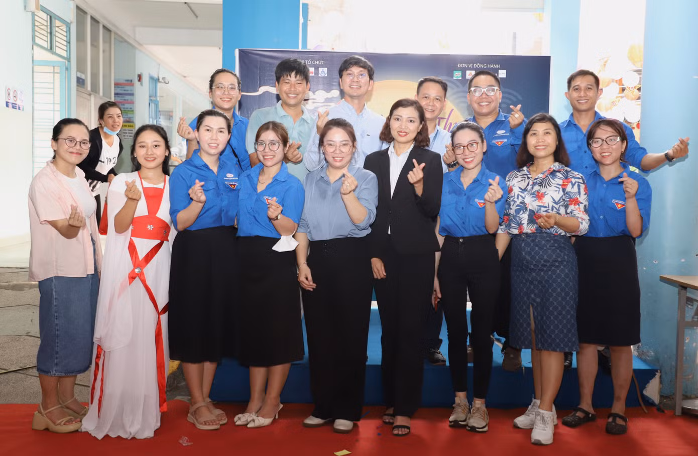 Ban Tổ chức và khách mời chương trình "Vui Tết Trung Thu cùng bệnh nhi". (Ảnh: Ngô Tùng)