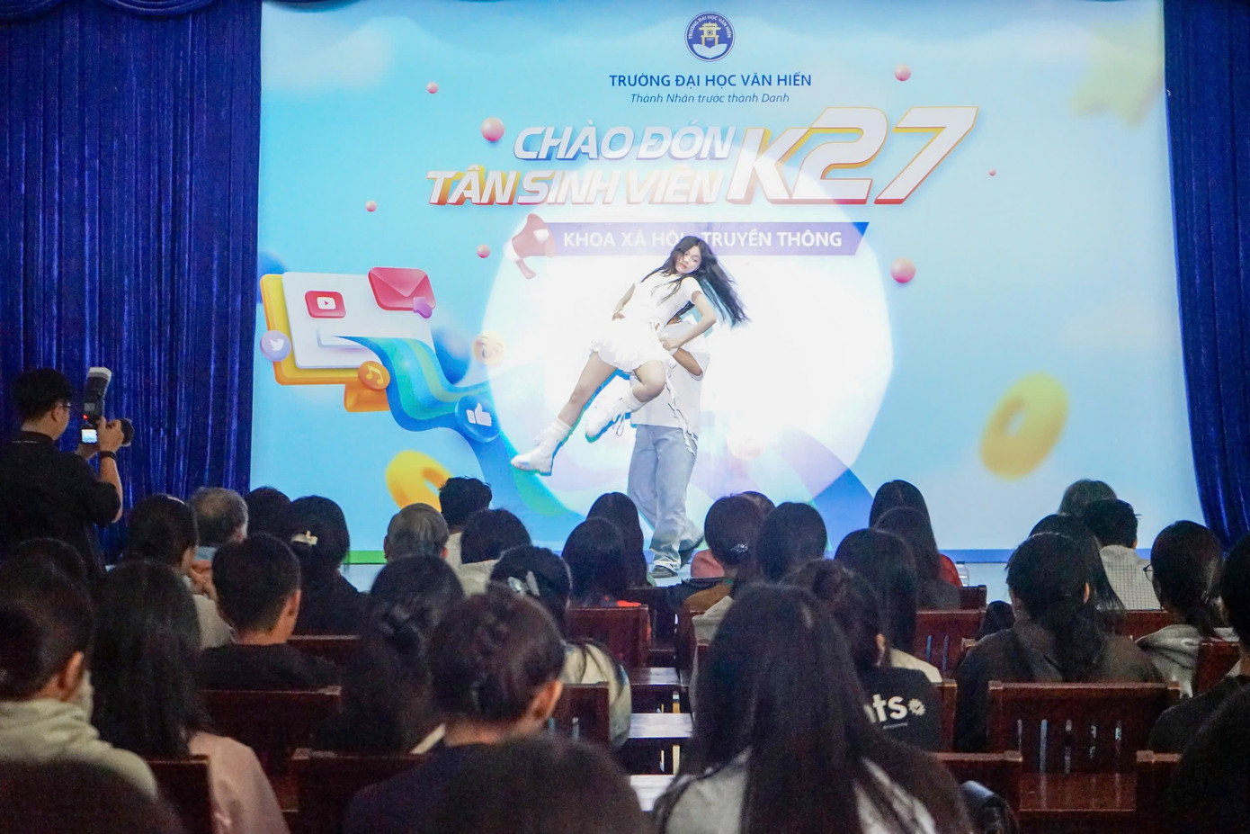 Ghi nhận tại khoa Xã hội - Truyền thông, trường ĐH Văn Hiến, sau màn hoạt náo, chương trình văn nghệ chính thức diễn ra để chào đón tân sinh viên.