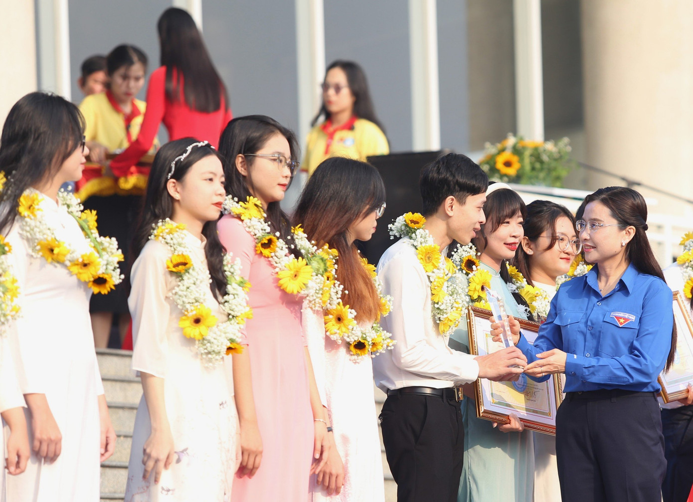 Bí thư T.Ư Nguyễn Phạm Duy Trang trao bằng khen cho những tập thể đạt Danh hiệu 'Tập thể Sinh viên 5 tốt' cấp Trung ương, năm học 2022 - 2023.