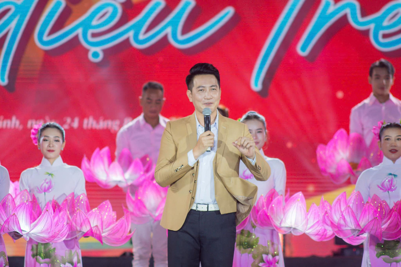 Những tiết mục văn nghệ sôi động tại đêm diễn. Những tiết mục văn nghệ sôi động tại đêm diễn.