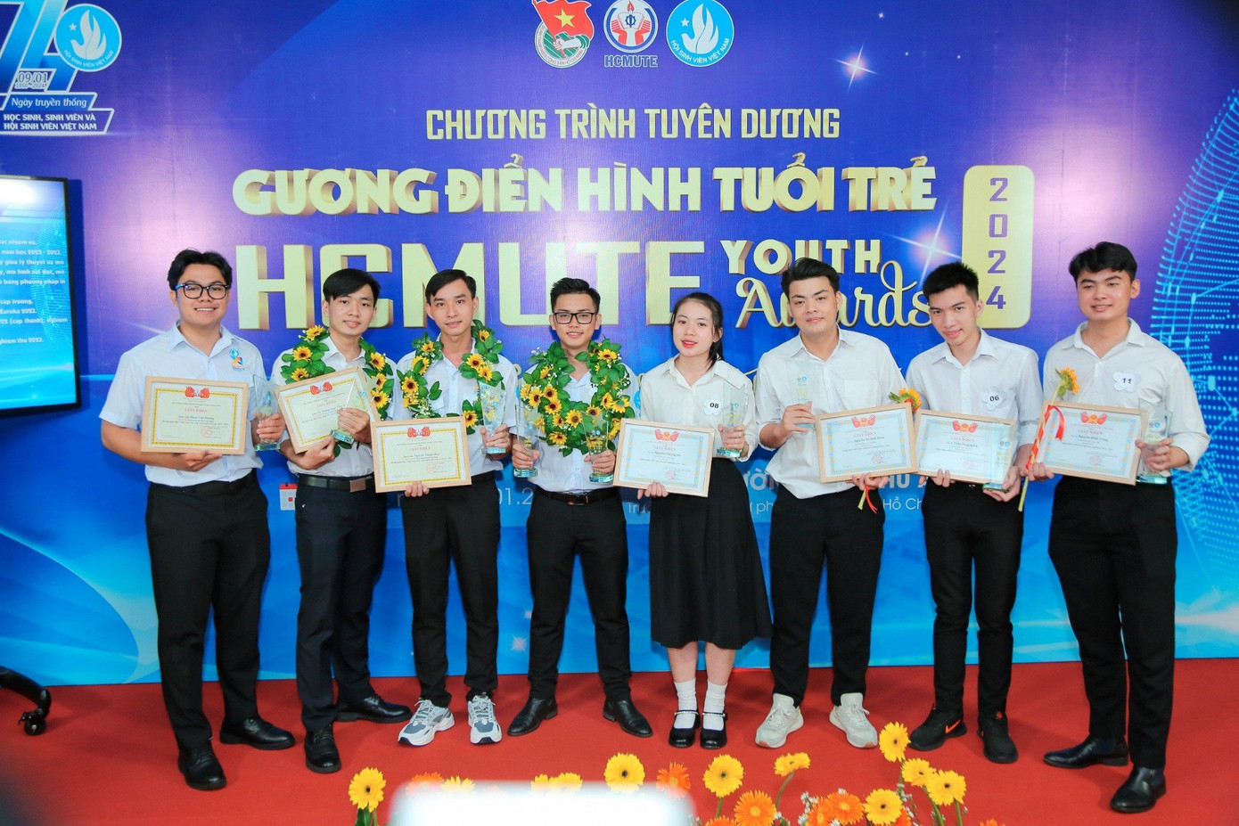 Anh Duy (thứ tư, từ trái sang) trong Lễ tuyên dương của trường ĐH Sư phạm Kỹ thuật TP. HCM mới đây. Anh Duy (thứ tư, từ trái sang) trong Lễ tuyên dương của trường ĐH Sư phạm Kỹ thuật TP. HCM mới đây.
