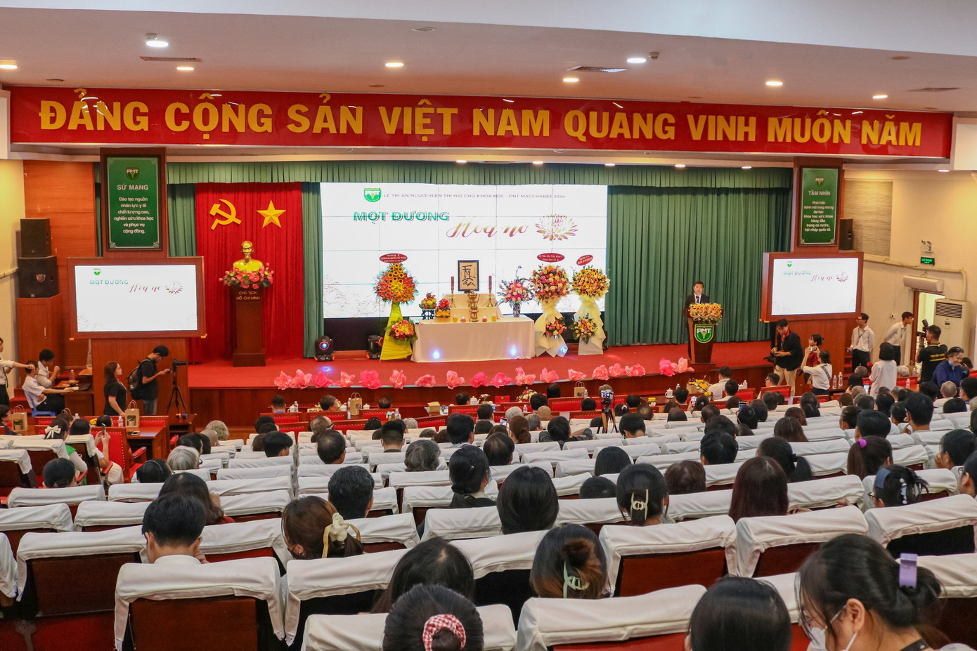 Rất đông các bạn sinh viên tham dự Lễ tri ân.