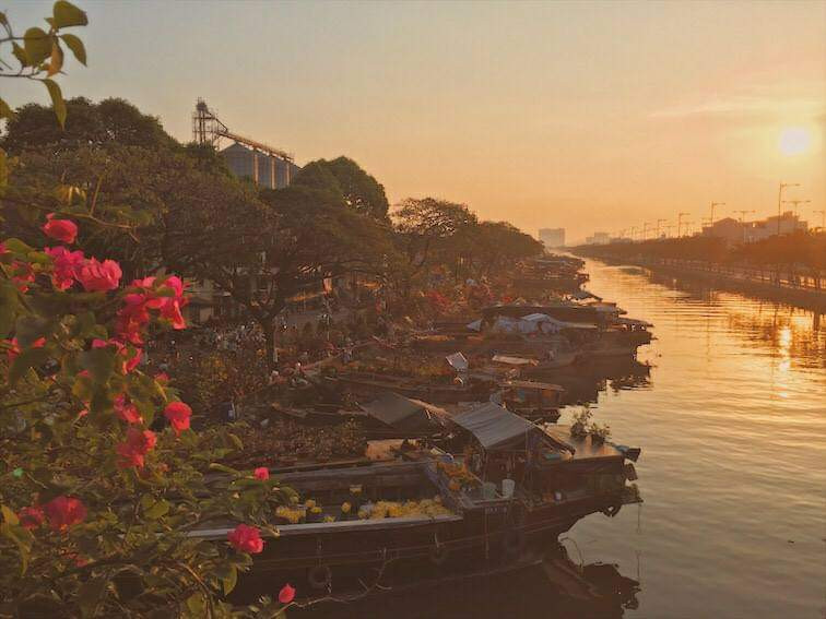 Các gian hàng bắt đầu bày bán tại chợ 'Trên bến dưới thuyền' từ ngày 25/1. Các gian hàng bắt đầu bày bán tại chợ 'Trên bến dưới thuyền' từ ngày 25/1.