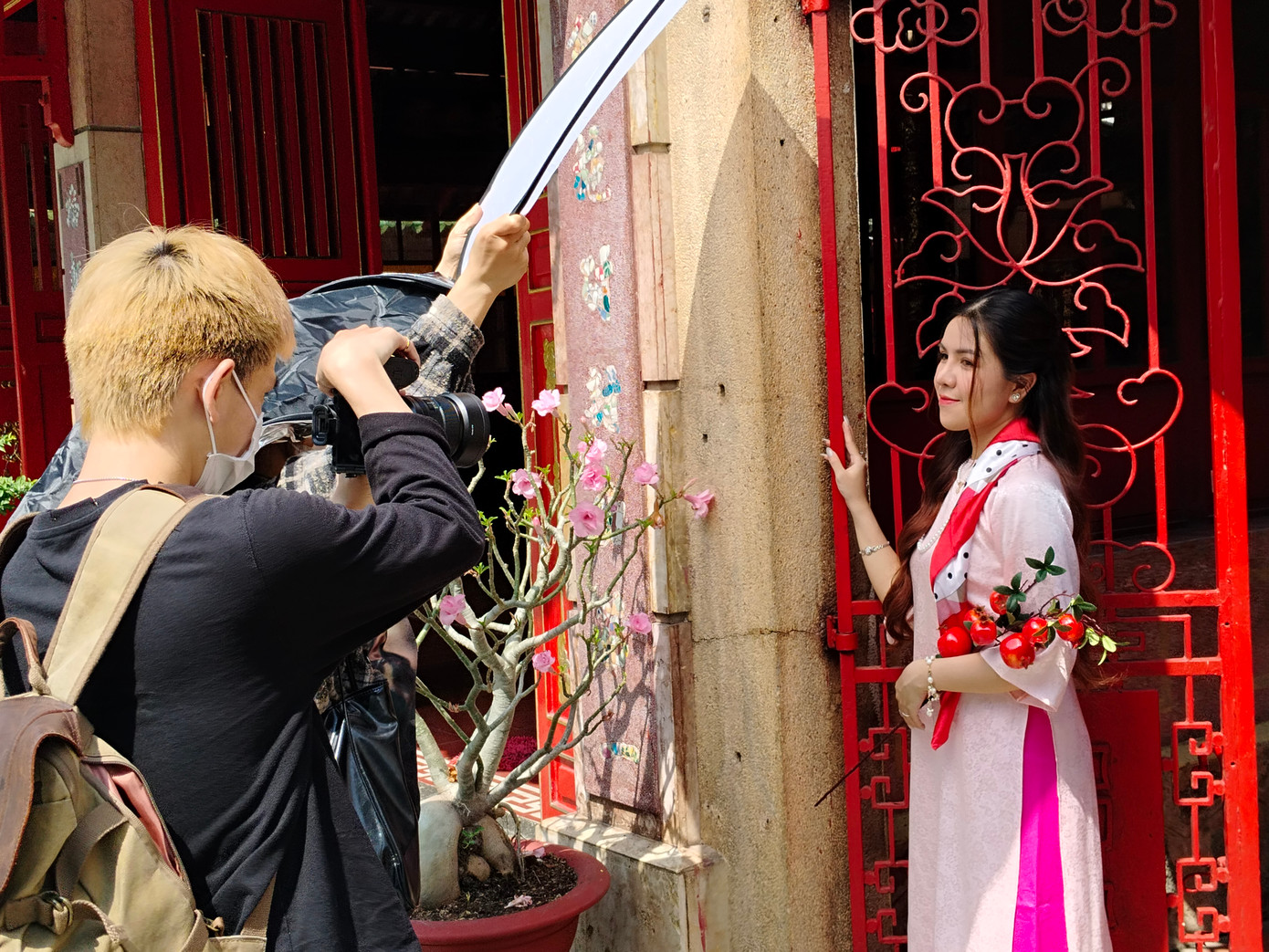 Phương cùng ê kíp chụp ảnh tại Lăng ông Bà Chiểu (Q. Bình Thạnh, TP. HCM). Phương cùng ê kíp chụp ảnh tại Lăng ông Bà Chiểu (Q. Bình Thạnh, TP. HCM).