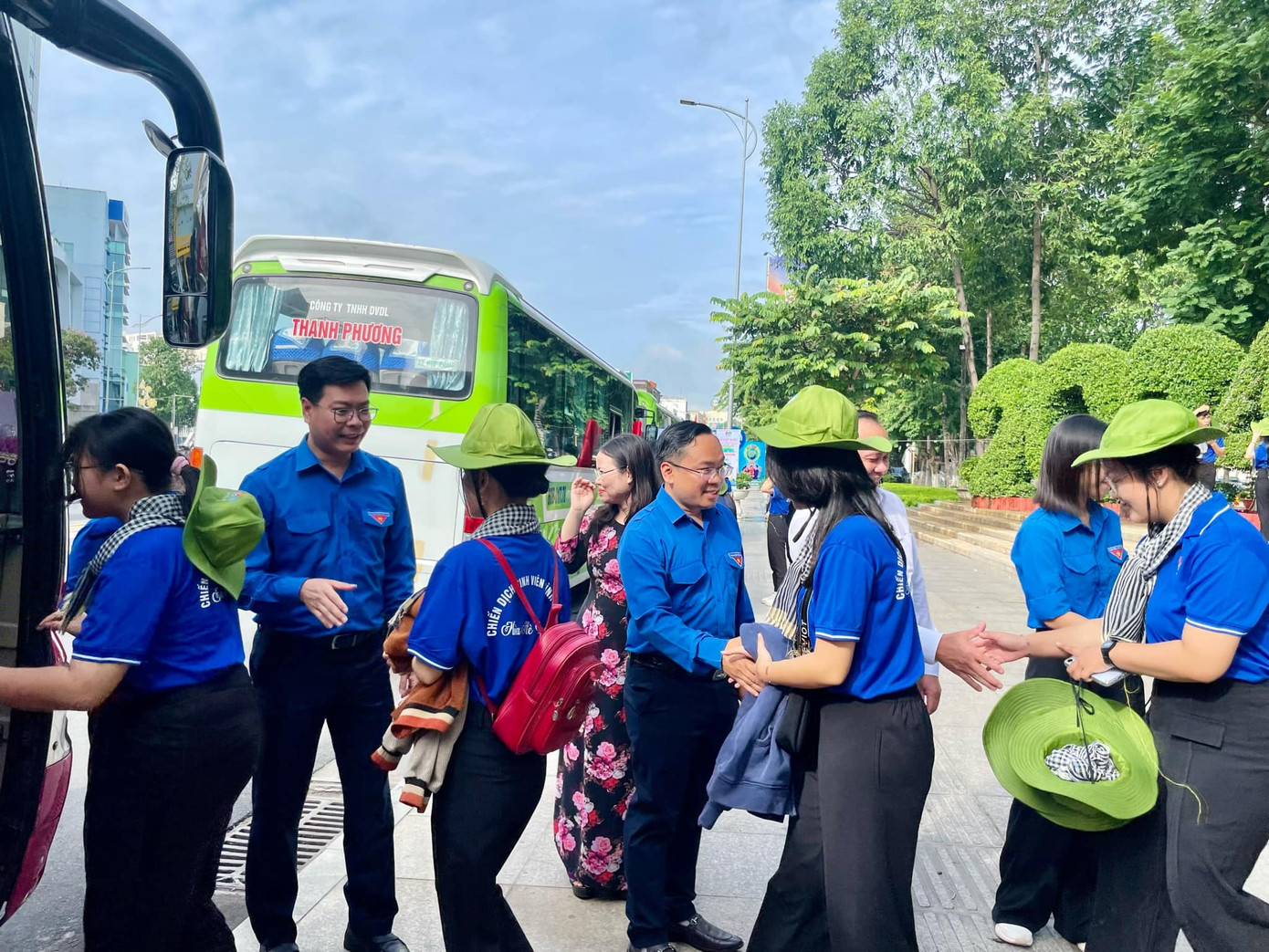 Lãnh đạo Tỉnh Đoàn, Hội Sinh viên tỉnh Đồng Nai động viên sinh viên tình nguyện trước khi lên đường làm việc. Lãnh đạo Tỉnh Đoàn, Hội Sinh viên tỉnh Đồng Nai động viên sinh viên tình nguyện trước khi lên đường làm việc.