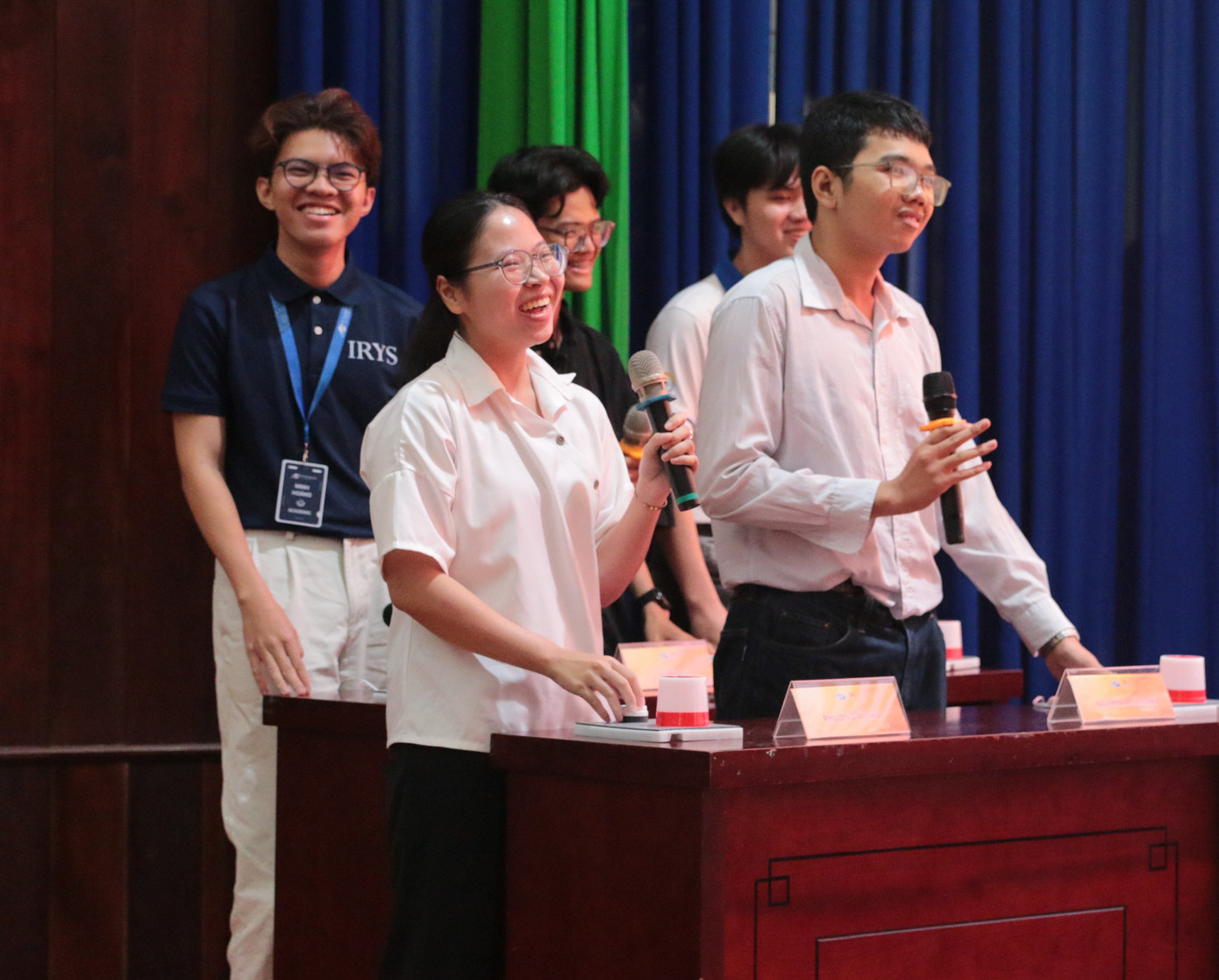 Các thí sinh tranh tài trong phần thi đầu tiên.