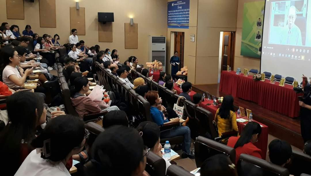 Rất đông các bạn sinh viên tham gia buổi tọa đàm.