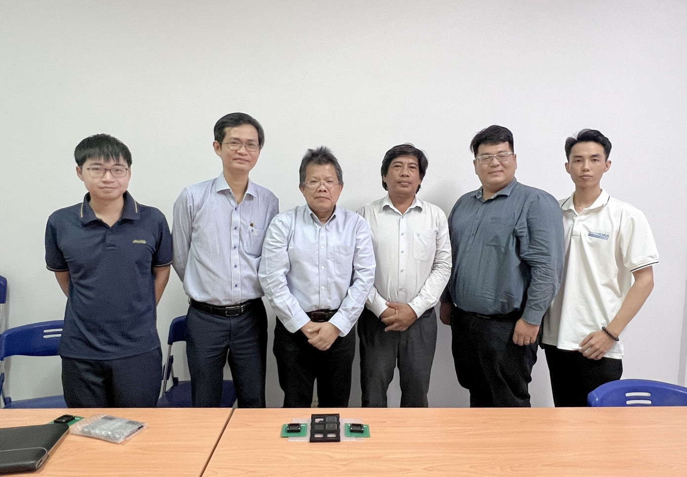 Nguyễn Thế Bình (ngoài cùng, bên phải) cùng nhóm nghiên cứu dự án. (Ảnh: NVCC) Nguyễn Thế Bình (ngoài cùng, bên phải) cùng nhóm nghiên cứu dự án. (Ảnh: NVCC)