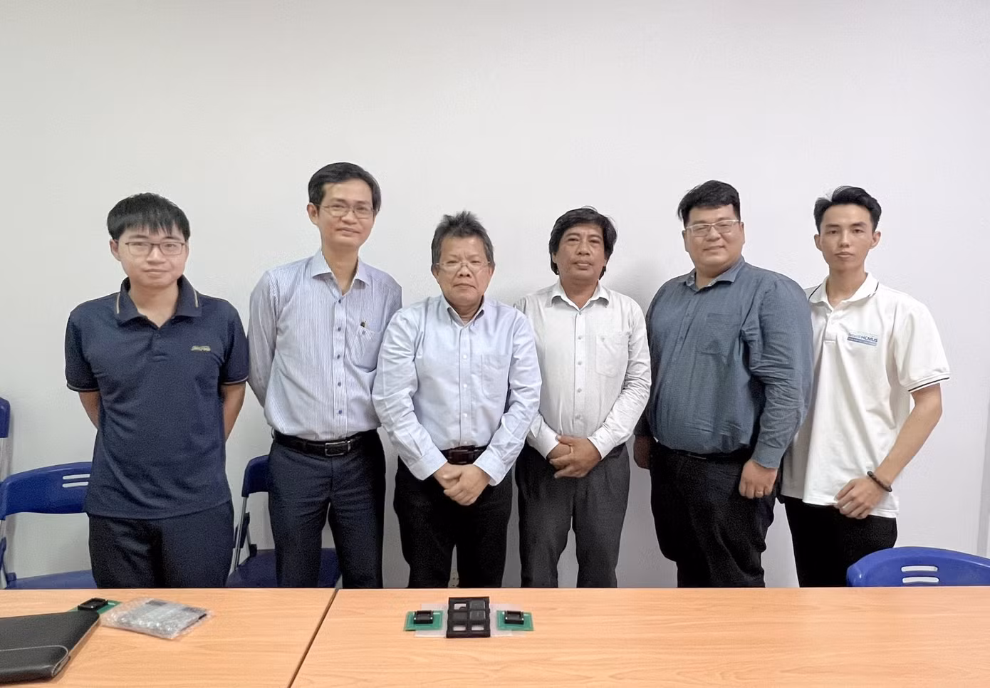 Nguyễn Thế Bình (ngoài cùng, bên phải) cùng nhóm nghiên cứu dự án. (Ảnh: NVCC)