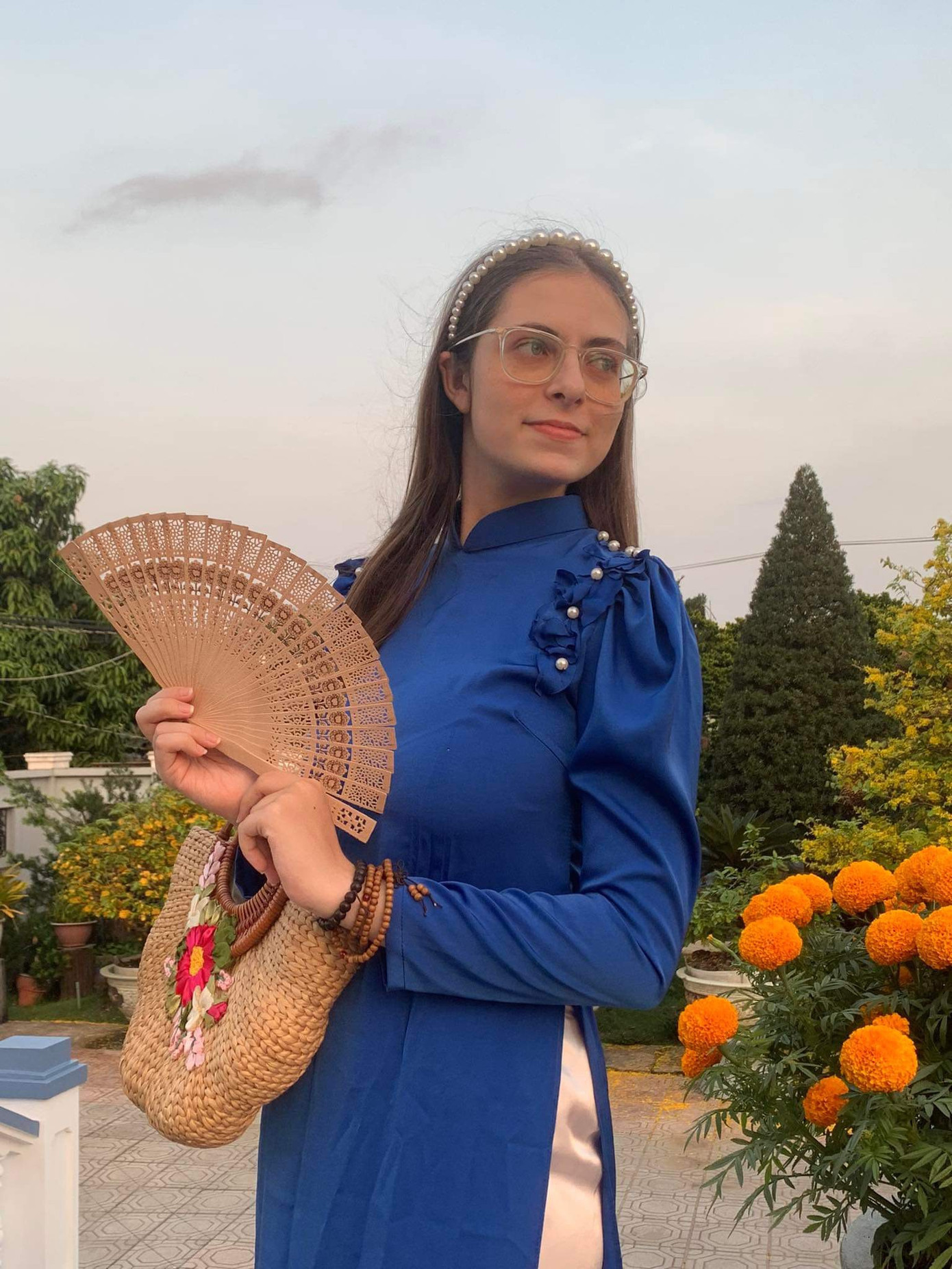 An Thy duyên dáng trong trang phục áo dài Việt Nam.