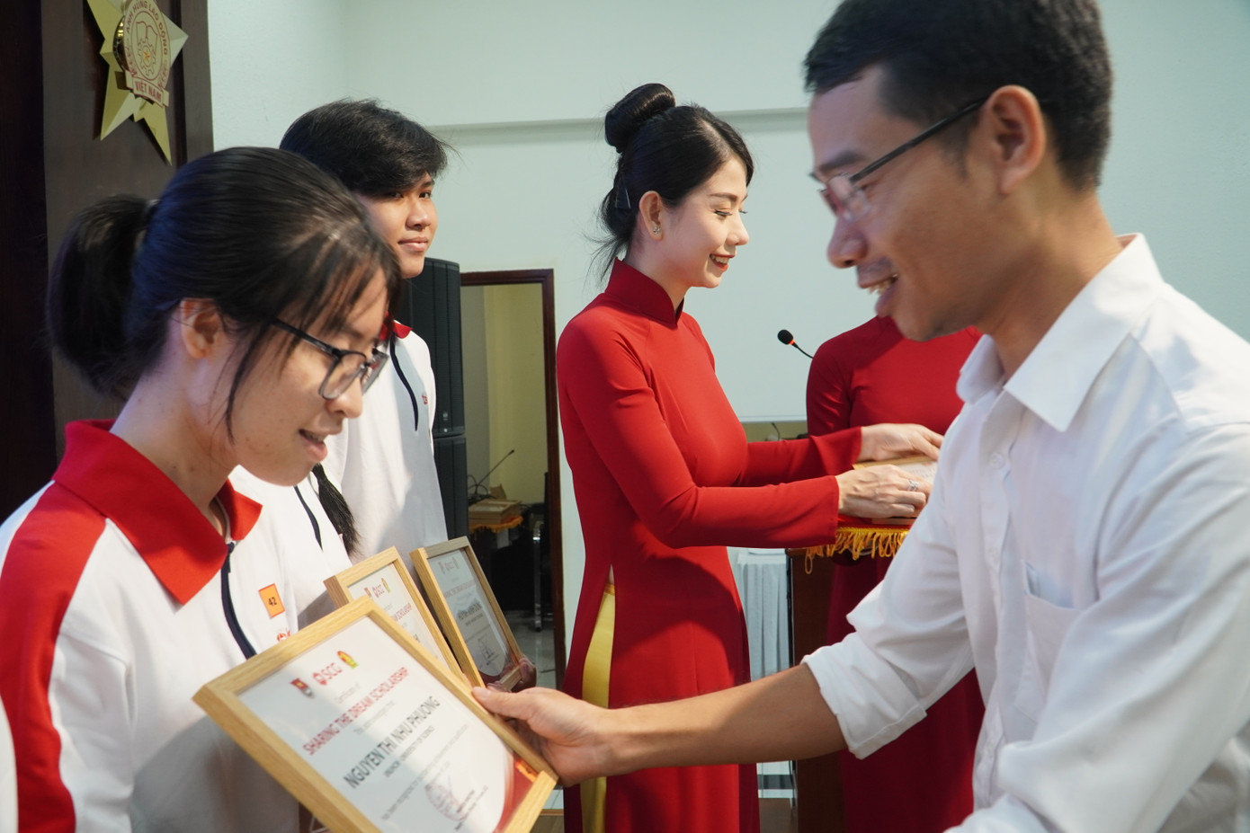 Anh Lê Xuân Dũng – Giám đốc Trung tâm Hỗ trợ học sinh, sinh viên TP. HCM trao học bổng cho các bạn sinh viên. Anh Lê Xuân Dũng – Giám đốc Trung tâm Hỗ trợ học sinh, sinh viên TP. HCM trao học bổng cho các bạn sinh viên.