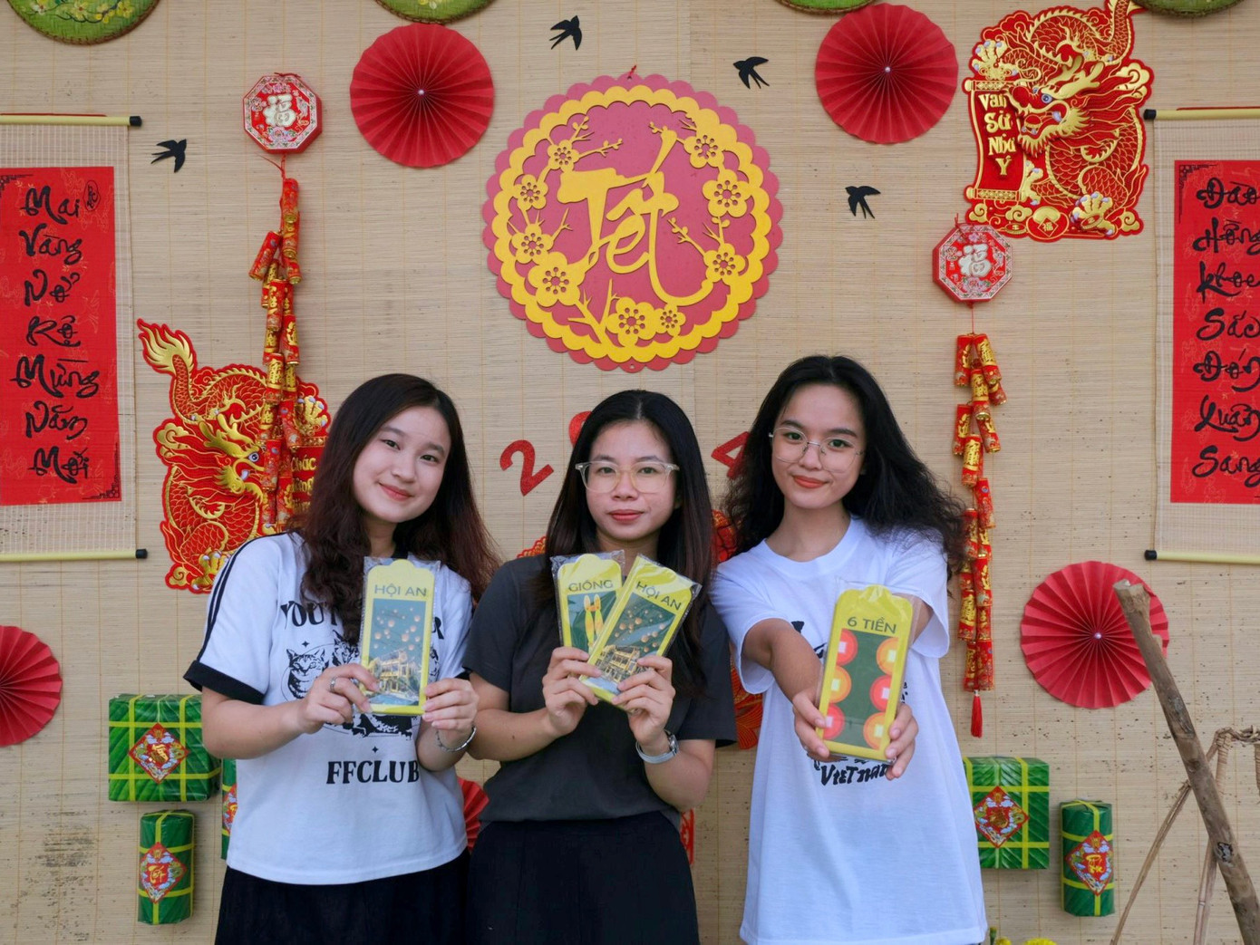 Từ trái sang phải nhóm thành lập gồm Diệu Hạnh, Anh Thuyên, Quỳnh Hương. Từ trái sang phải nhóm thành lập gồm Diệu Hạnh, Anh Thuyên, Quỳnh Hương.