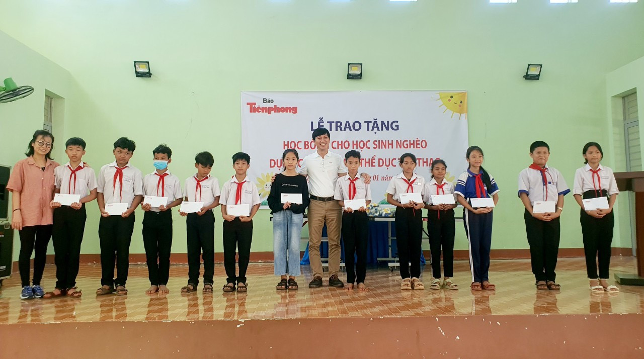 Đại diện báo Tiền Phong tại TP. HCM trao học bổng tặng các em học sinh trường THCS Lộc Tấn.
