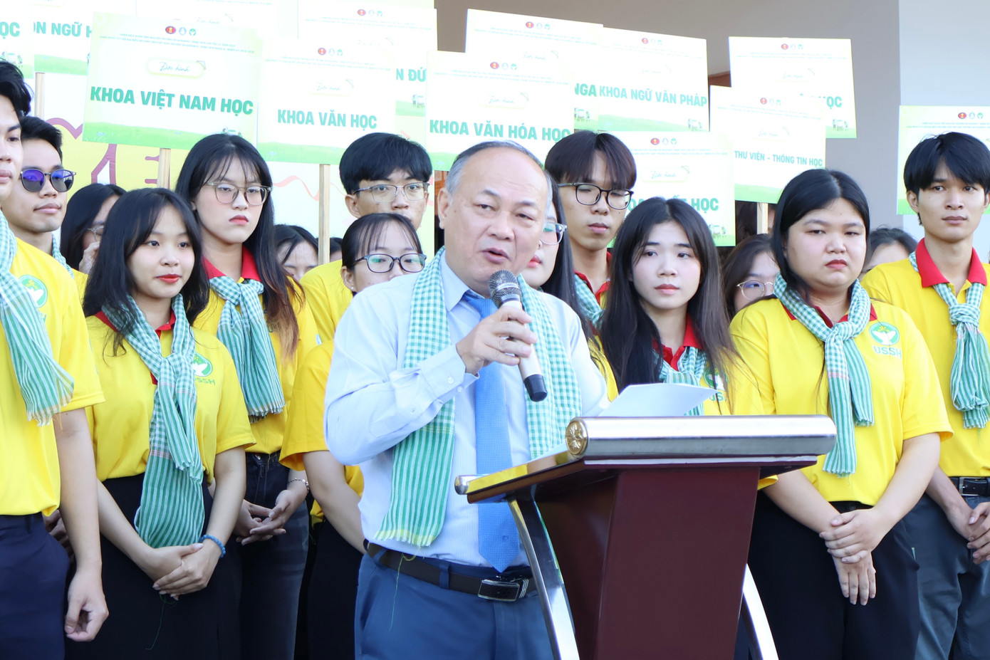 TS Phan Thanh Định – Phó Hiệu trưởng trường ĐH KHXH&amp;NV phát biểu tại buổi Lễ ra quân.