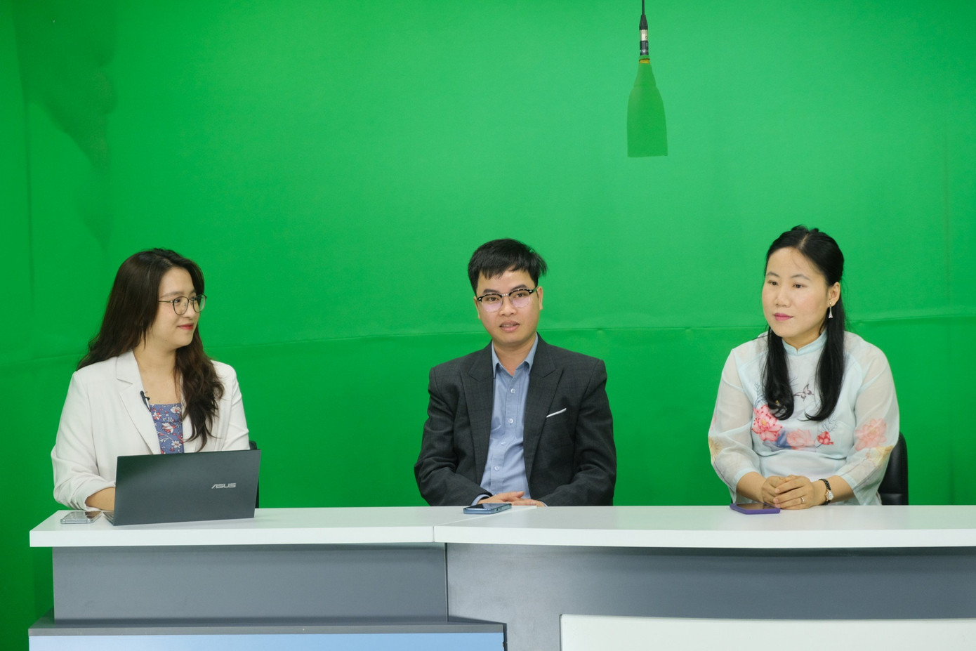 TS Phạm Huy Hiệu (giữa) chia sẻ cùng độc giả.