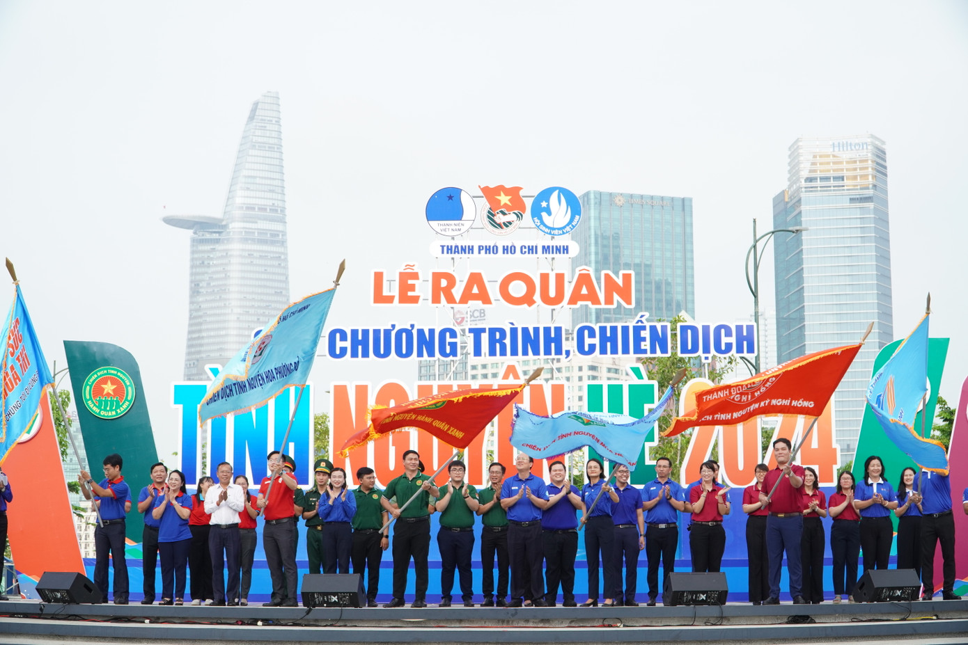 Lãnh đạo TP. HCM và Lãnh đạo T.Ư Đoàn thực hiện nghi thức trao cờ tại Lễ ra quân. Lãnh đạo TP. HCM và Lãnh đạo T.Ư Đoàn thực hiện nghi thức trao cờ tại Lễ ra quân.