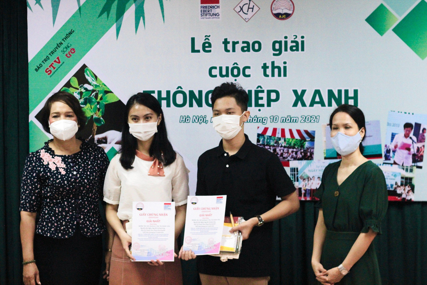 Khánh Linh (thứ hai, từ trái sang) đoạt giải Nhất hạng mục Truyền hình, cuộc thi 'Thông điệp Xanh' 2021.