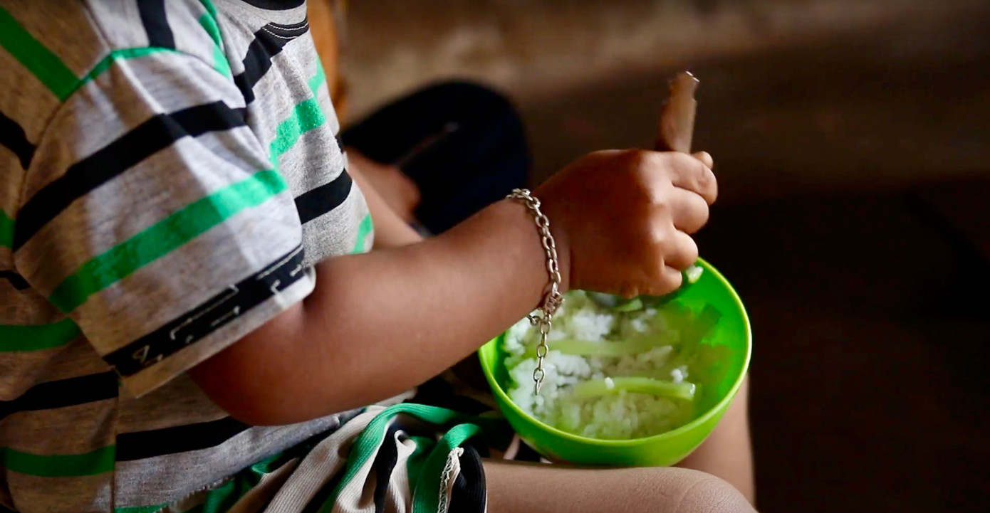 Bữa cơm của các em chỉ vỏn vẹn có cơm trắng và su su luộc. Bữa cơm của các em chỉ vỏn vẹn có cơm trắng và su su luộc.